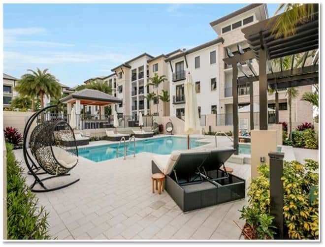 Naples Square1-2pool